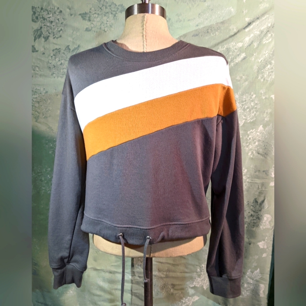 Long sleeve crop top. Green white/gold stripe